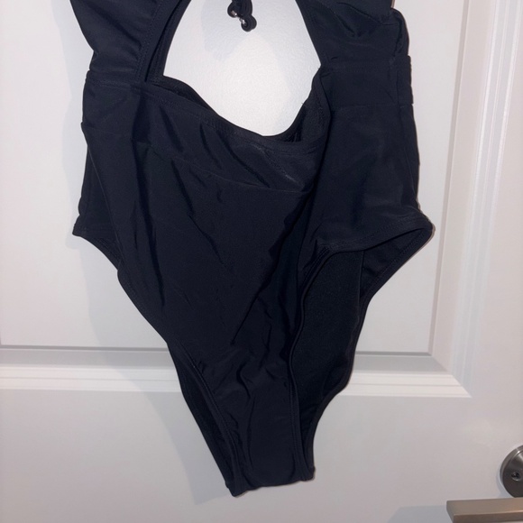 Cupshe One Piece Cut Out Tummy Control  Crisscross and Clasp Back Size Medium - Picture 2 of 7